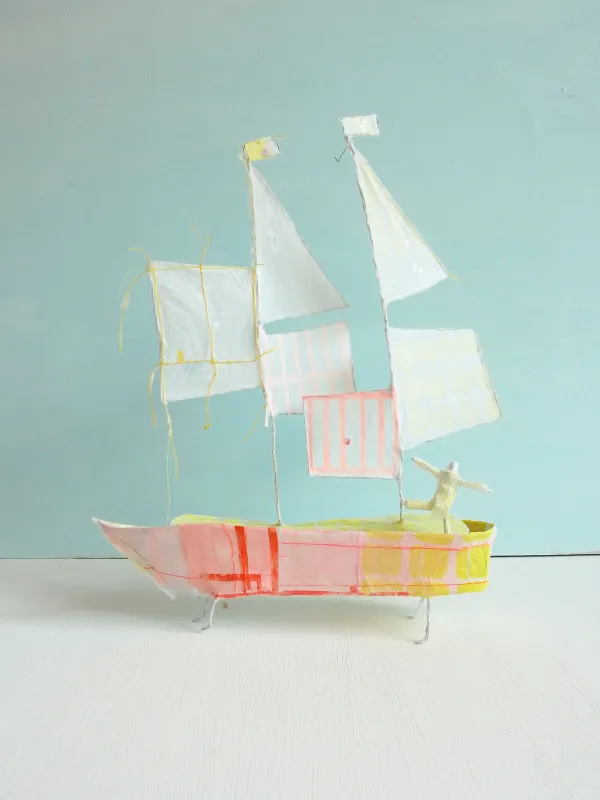 Susanne Schwarz Zweimaster Segelboot, Schachtel aus Papier und Draht mit handbedruckten grafischen Mustern. In gelb rosa Farbanmutung in Acrly