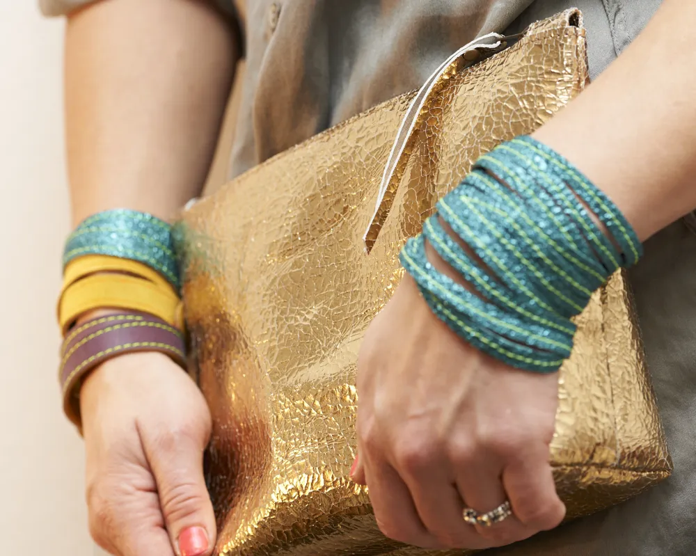 Foto | Cécile Pierrot Multibag M | Leder gold + verschiedene Armbänder
