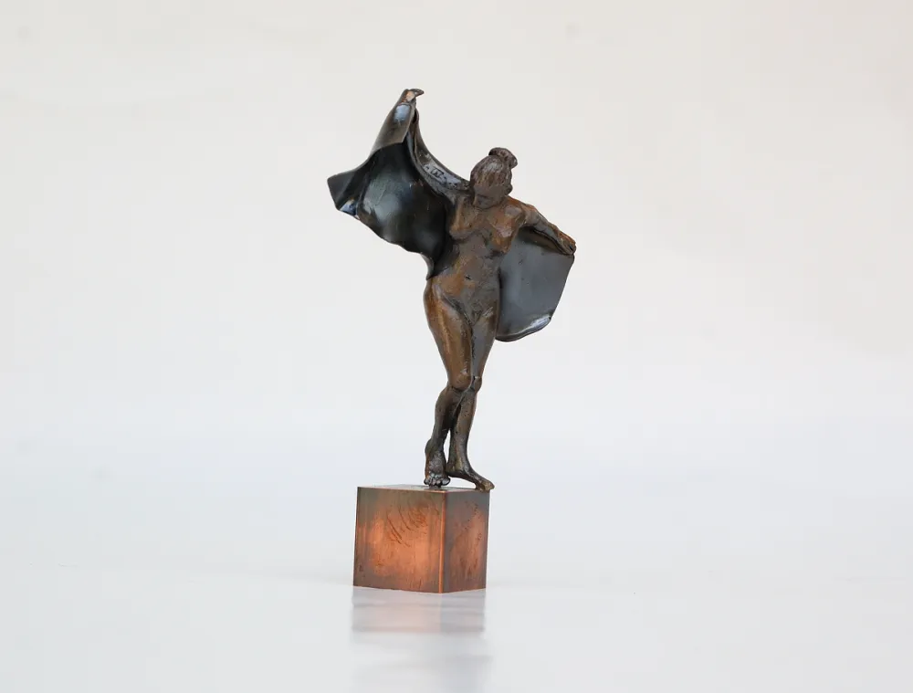 Anne Fischer Kleinskulptur aus Bronze auf Kupfersockel von David Dott
