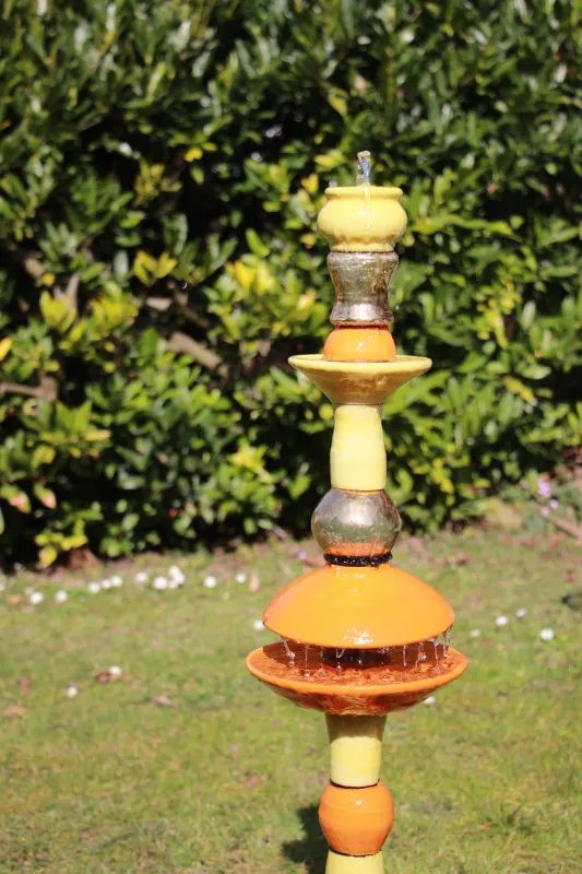 Gartenbrunnen Gartenbrunnen in gelb und orange, mit Goldteilen. Solarbetrieb.