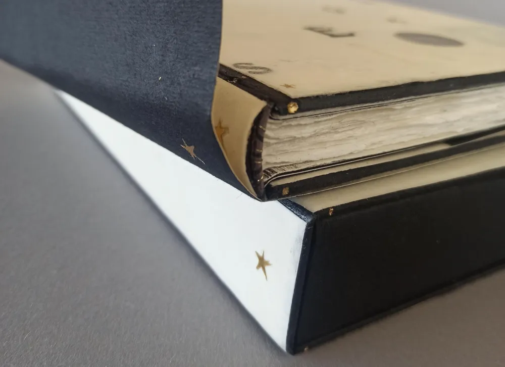 Eva Luna Kodera Buch und passende Kassette, beide in Pergament und schwarzem Papier gebunden