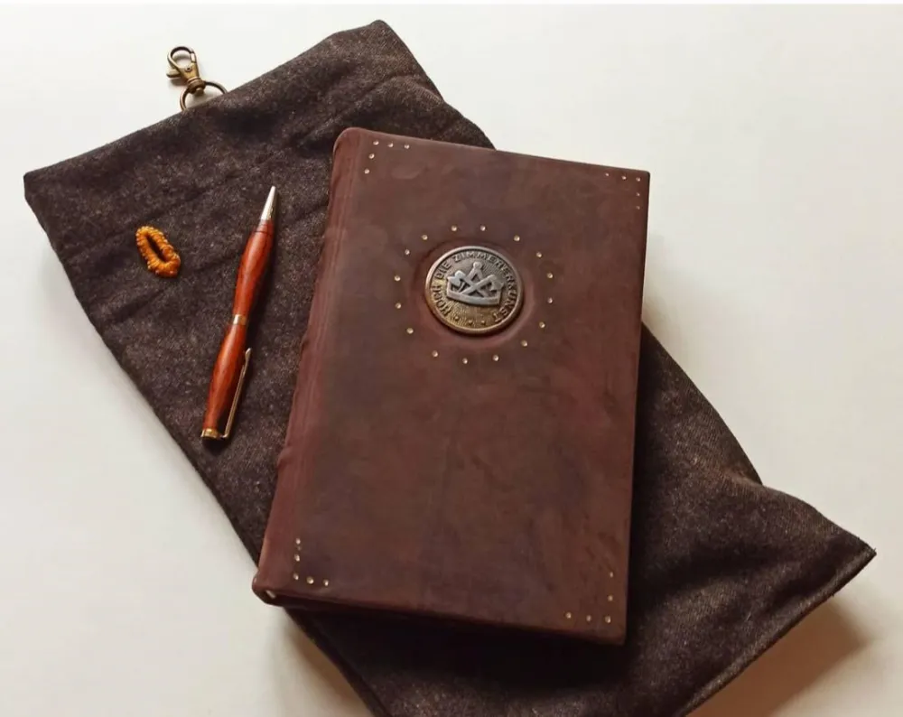 Lederbuch mit dem Emblem der Schreinerzunft