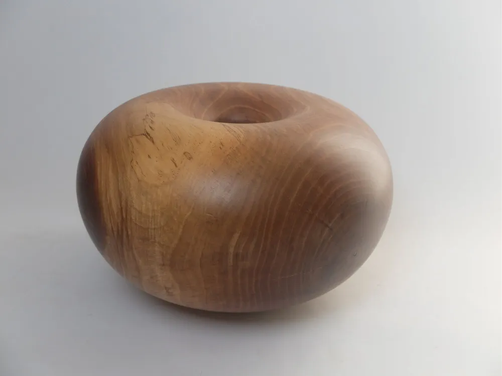 Klaus Kirchner Donut Hohlgefäß aus Nussbaum