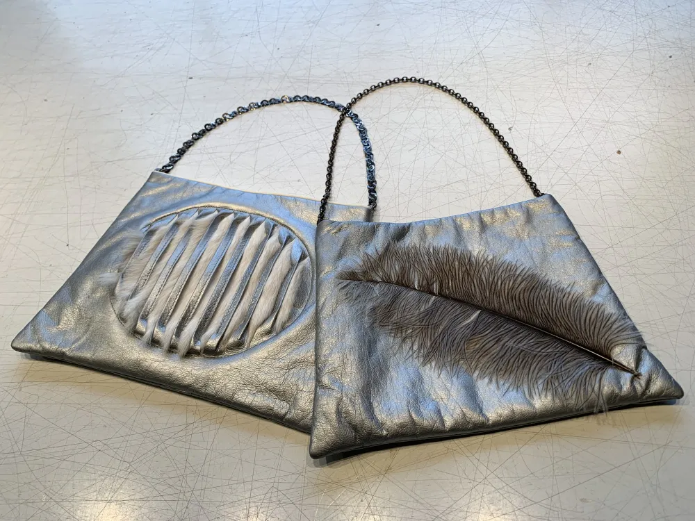 edle Handtaschenschmuckstücke aus Leder mit Henkel aus echtem Silber