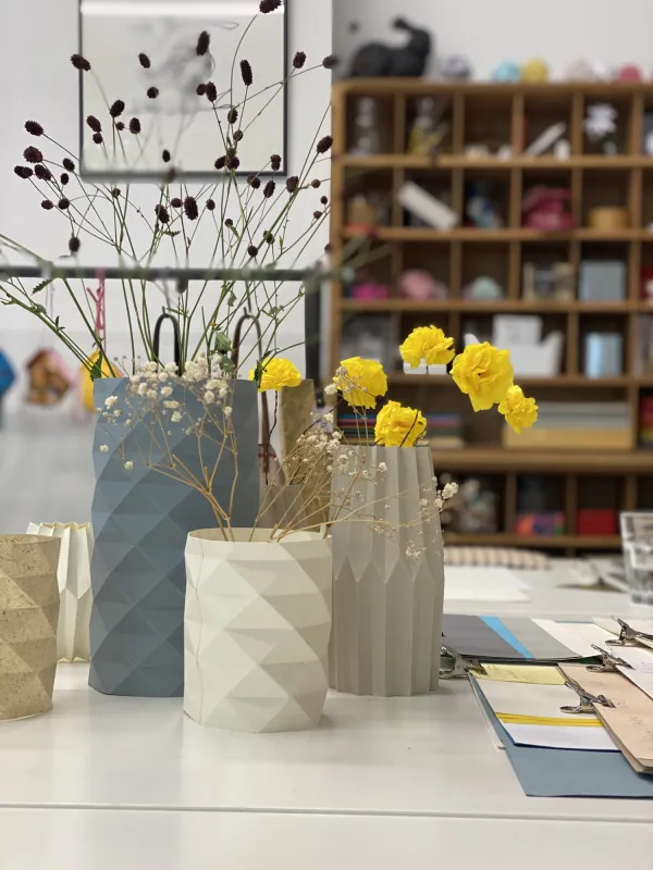 Pamela Kler - Glückliche Händchen Kreativwerkstatt Gefaltete Vasen aus Papier