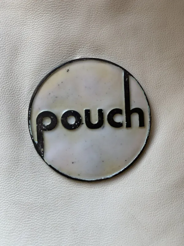 pouch Logo aus Silber emailliert