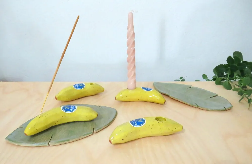 Bananen von Julia Koxholt Handgemachte Bananen aus Keramik, die als Kerzenhalter oder für Räucherstäbchen genutzt werden.