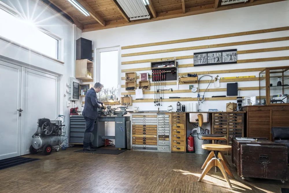 Florian Läufer Frank Pressentin an der Drehmaschine in seiner Atelier-Werkstatt für handgefertigte Schreibgeräte, ELBWOOD - The Hanseatic Penmaker