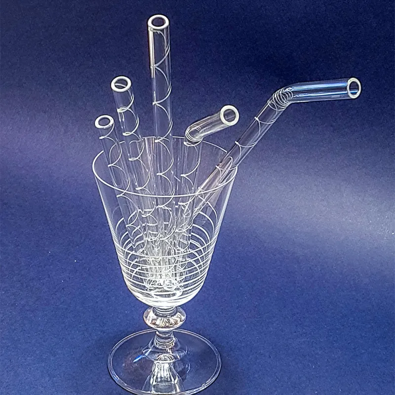 Der Glastrinkhalm - so vielfältig wie die Fantasie Set verschiedener Glastrinkhalme mit handgraviertem Spiraldekor, präsentiert in einem gravierten Kelchglas