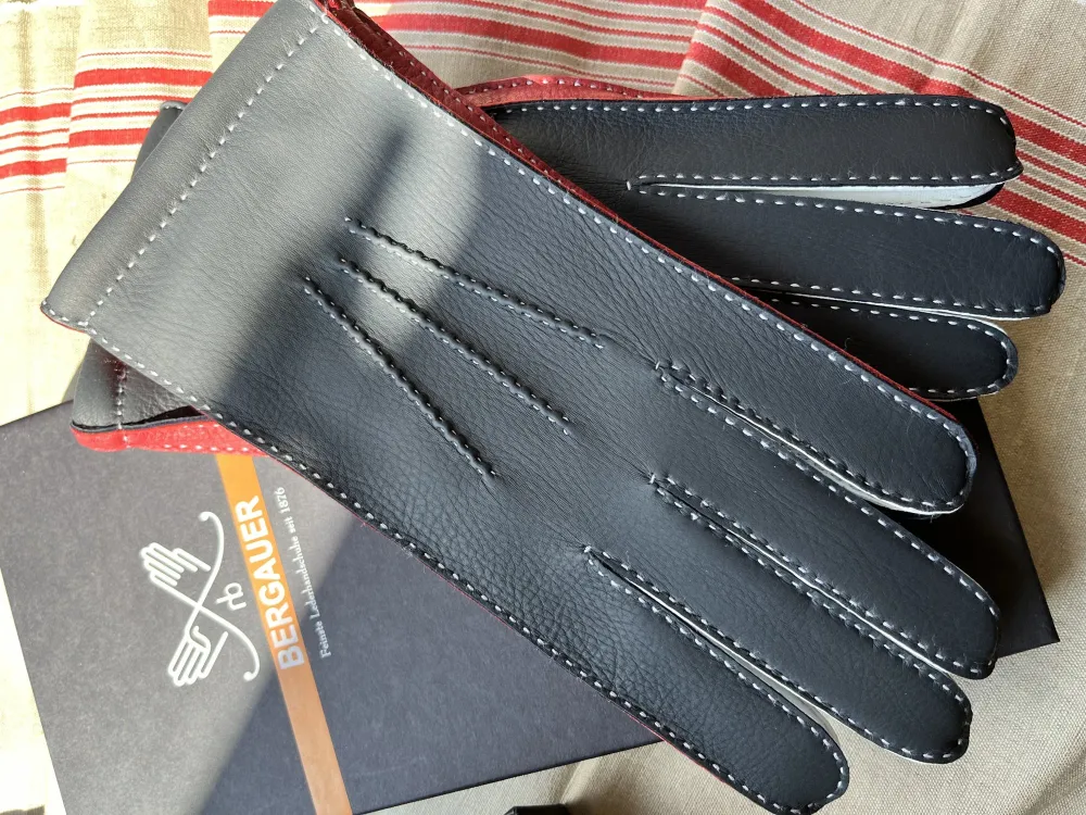 Handgenähtes Lederhandschuh-Paar mit Kaschmirfutter Handgenähtes Lederhandschuh-Paar mit Kaschmirfutter