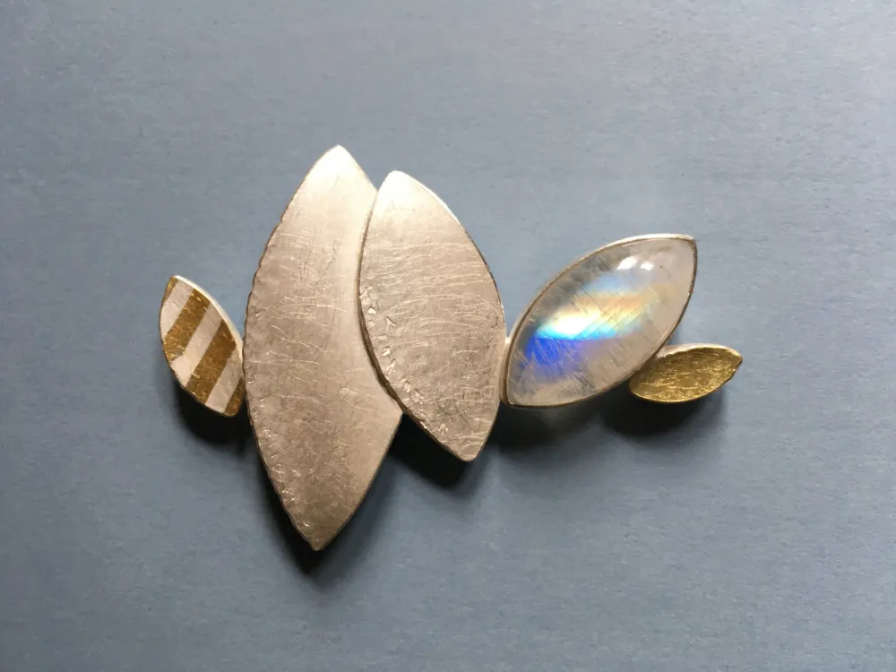 Isabell Naundorf Brosche Silber und Gold mit Regenbogenmondstein