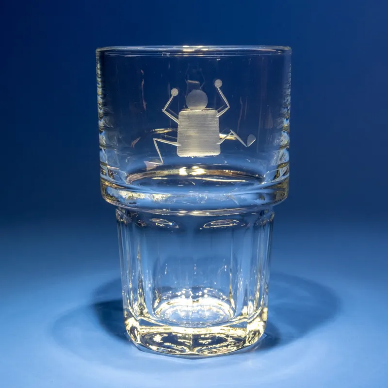 Das ist Ares - ein ganz wilder Typ aus unserer fröhlichen Lustwandler-Serie Robustes Longdrinkglas mit dem tief gravierten Motiv "Ares" aus der Kollektion "Die Lustwandler"