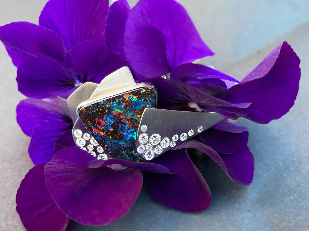 Marc Schuld Armreif in 950/000 Platin mit Boulder-Opal und 27 Brillanten, handgefertigt