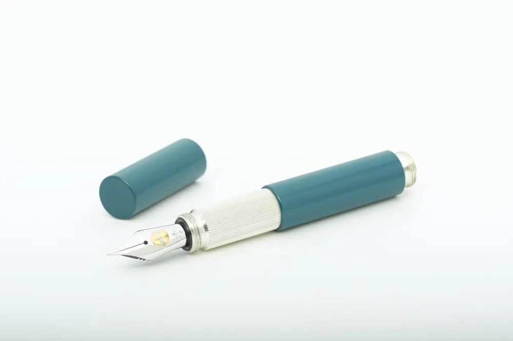 Frank Pressentin POCKETMASTER: Handgefertigter Taschenfüller aus Ebonit "aquamarin" und Neusilber, 18K Goldfeder, ELBWOOD - The Hanseatic Penmaker