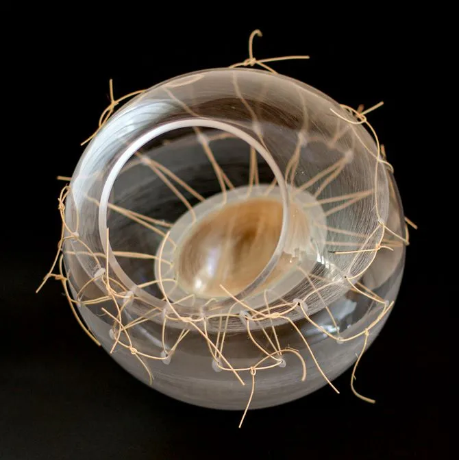 SPIEGELEI Objekt, Glas mit Spiegelfläche und Peddigrohrgeflecht