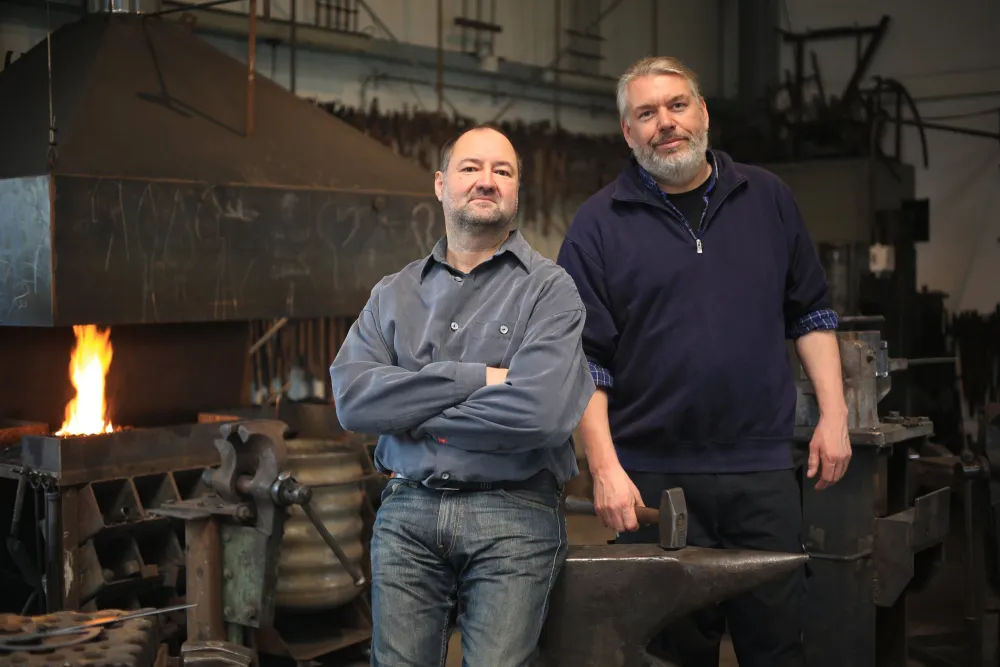 Uwe Weber und Roland Hermann in ihre Werkstatt