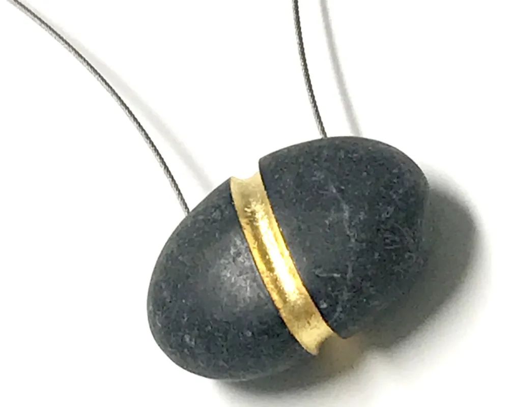 Vitalis Kubach Goldband Material: Kiesel, Blattgold, Stahlseil