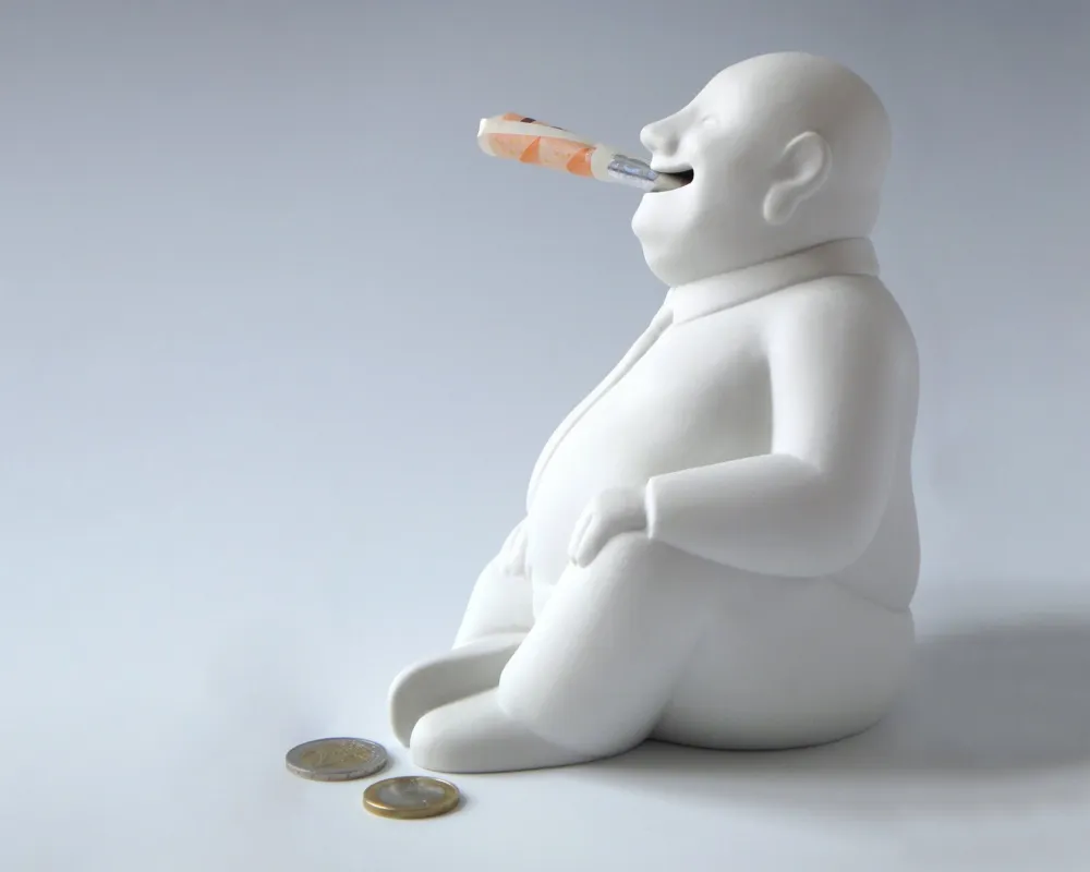 Karin Sehnert Spardose aus Porzellan in Form eines Buddhas mit Krawatte, weiß