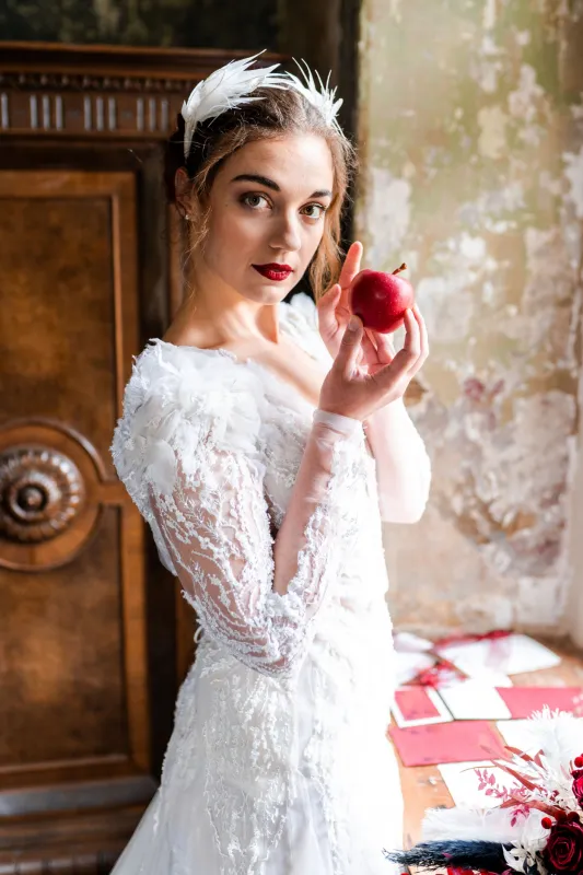 Foto: Franziska Friedrich Romantischer Brauthaarschmuck mit Federn, perfekt auf das Kleid angepasst