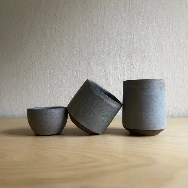 Keramik von Kerstin El-Khawad Drei Gefäße in dunklem Ton mit heller Glasur.