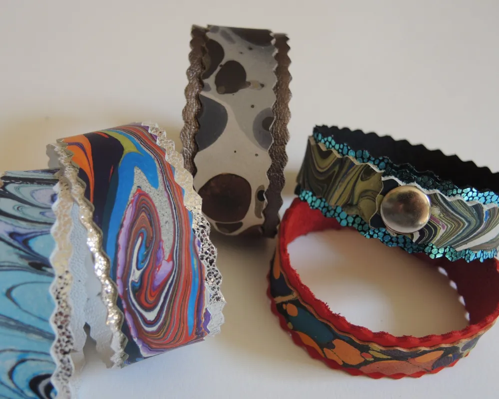 mm-unikat_marmorierte Lederarmbänder verschieden farbige, marmorierte Lederarmbänder