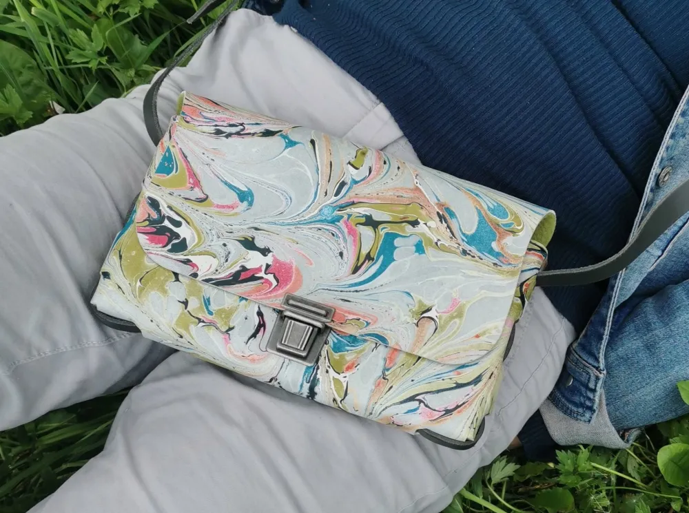 mm-unikat_Crossbodytasche Emma_marmoriertes Leder Tasche aus marmorierten Leder