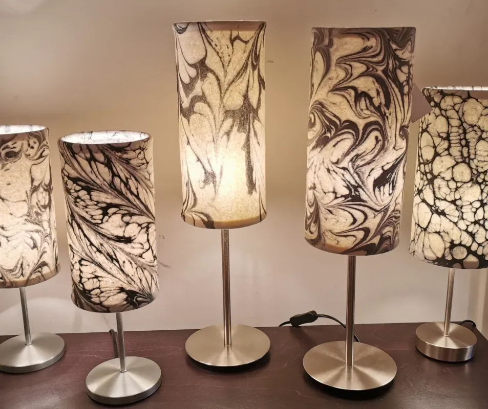 mm-unikat_marmorierte Tischlampen aus Wollfilz verschieden große Tischlampen aus Wollfilz